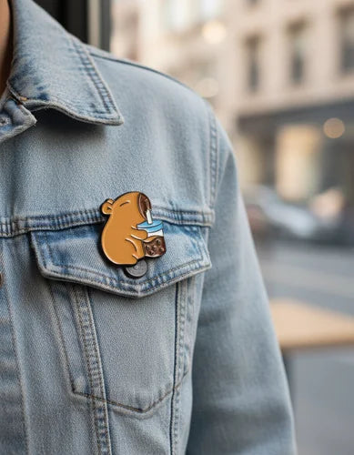 Pin Metálico Capibara con Té de Burbujas