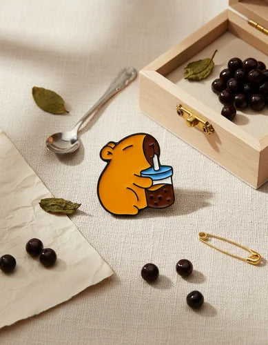 Pin Metálico Capibara con Té de Burbujas