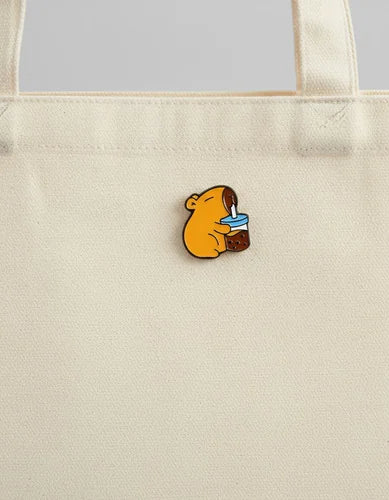 Pin Metálico Capibara con Té de Burbujas