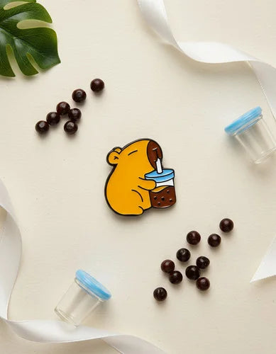 Pin Metálico Capibara con Té de Burbujas