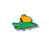Pin Metálico Capibara en Cocodrilo