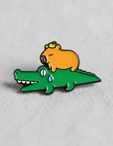 Pin Metálico Capibara en Cocodrilo