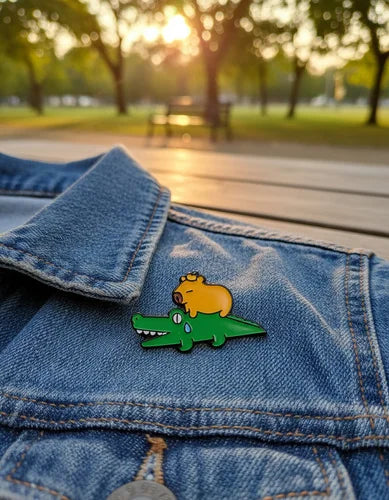 Pin Metálico Capibara en Cocodrilo