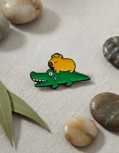 Pin Metálico Capibara en Cocodrilo