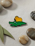 Pin Metálico Capibara en Cocodrilo