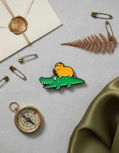 Pin Metálico Capibara en Cocodrilo
