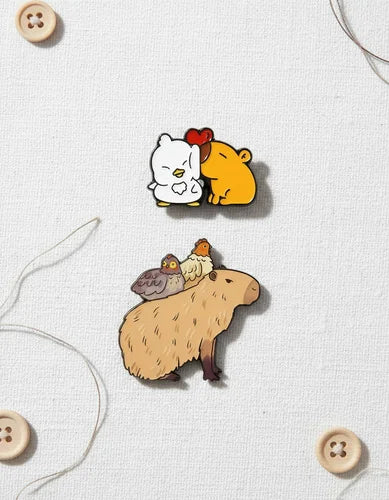 Pin Metálico Capibara y Pollito Enamorados