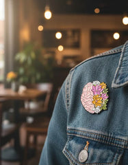 Pin Metálico Cerebro con Flores