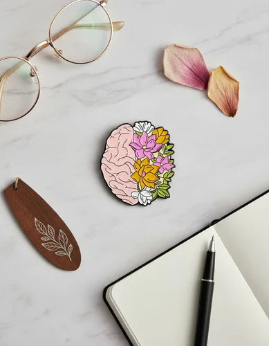 Pin Metálico Cerebro con Flores