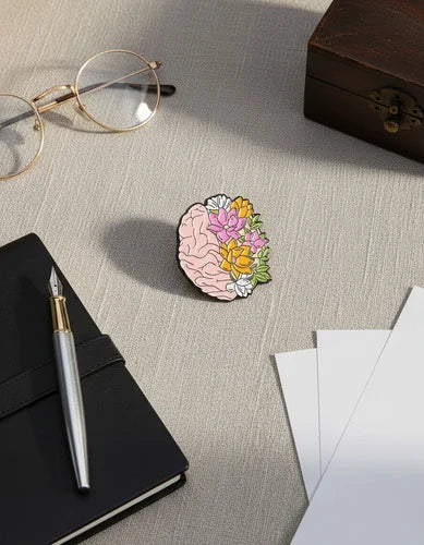 Pin Metálico Cerebro con Flores