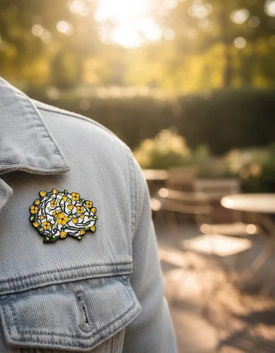 Pin Metálico Cerebro con Flores Amarillas