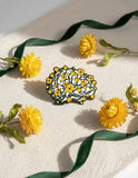 Pin Metálico Cerebro con Flores Amarillas