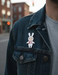 Pin Metálico Conejito Bufanda Roja