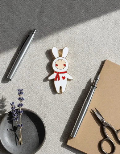 Pin Metálico Conejito Bufanda Roja