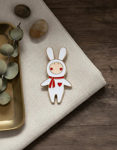 Pin Metálico Conejito Bufanda Roja