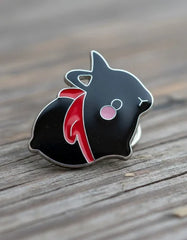 Pin Metálico Conejito Negro Ninja