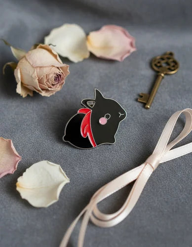 Pin Metálico Conejito Negro Ninja