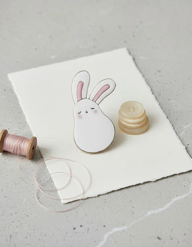 Pin Metálico Conejito Orejas
