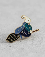 Pin Metálico Conejo Hechicero Volando en Escoba