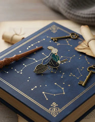 Pin Metálico Conejo Hechicero Volando en Escoba