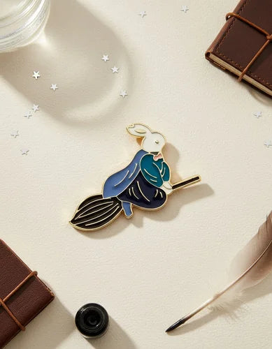 Pin Metálico Conejo Hechicero Volando en Escoba