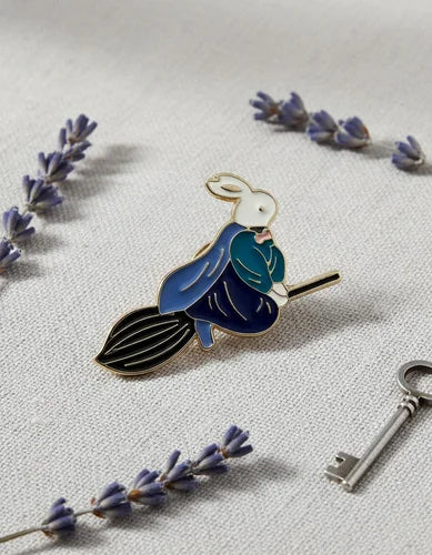 Pin Metálico Conejo Hechicero Volando en Escoba