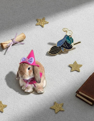 Pin Metálico Conejo Hechicero Volando en Escoba