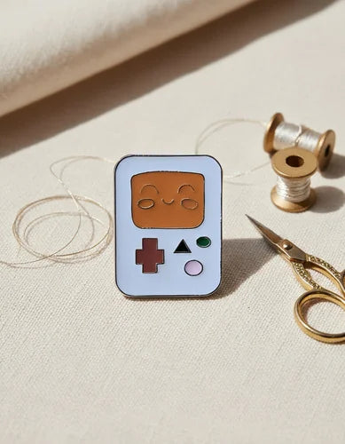 Pin Metálico Consola Retro Carita Feliz