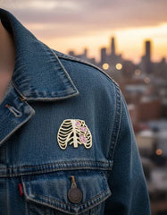 Pin Metálico Costillas Doradas con Flores Rosa