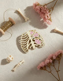 Pin Metálico Costillas Doradas con Flores Rosa