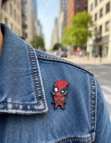 Pin Metálico Deadpool Espadas