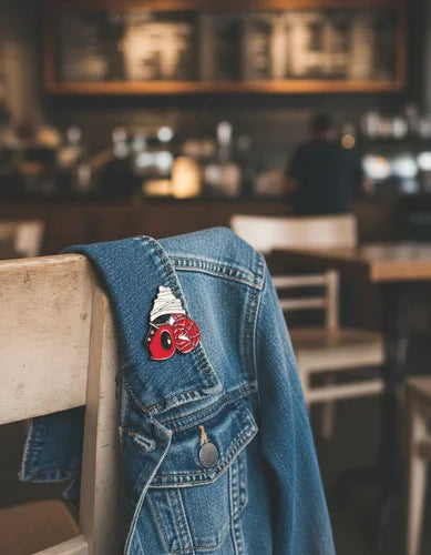 Pin Metálico Deadpool y Spider-Man Atrapados