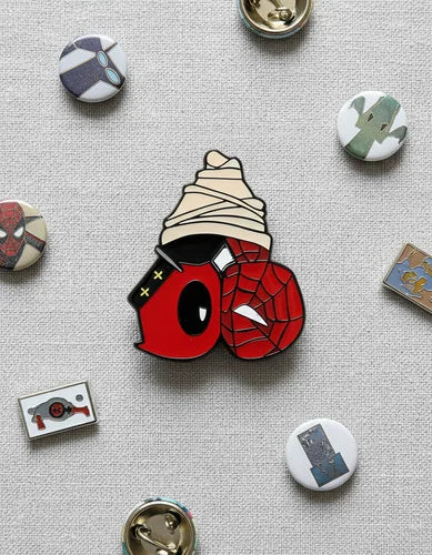 Pin Metálico Deadpool y Spider-Man Atrapados