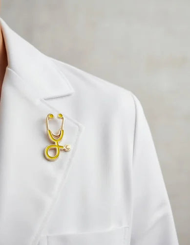 Pin Metálico Estetoscopio Amarillo Dorado