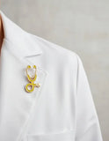 Pin Metálico Estetoscopio Amarillo Dorado