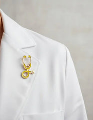 Pin Metálico Estetoscopio Amarillo Dorado