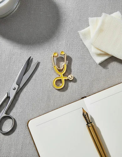 Pin Metálico Estetoscopio Amarillo Dorado