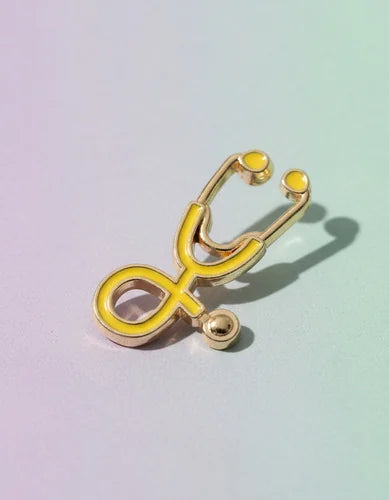 Pin Metálico Estetoscopio Amarillo Dorado