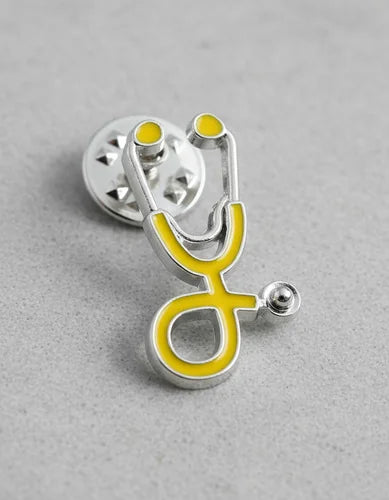 Pin Metálico Estetoscopio Amarillo Plateado