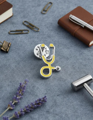 Pin Metálico Estetoscopio Amarillo Plateado