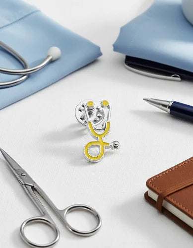 Pin Metálico Estetoscopio Amarillo Plateado