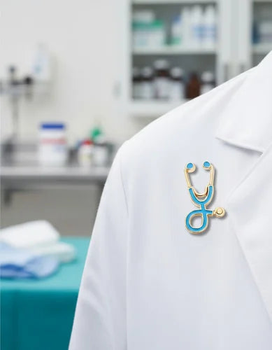 Pin Metálico Estetoscopio Azul Cielo Dorado