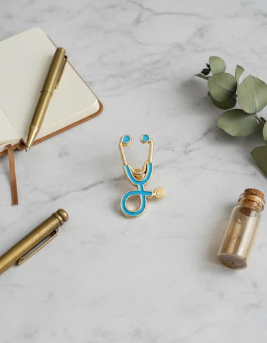 Pin Metálico Estetoscopio Azul Cielo Dorado