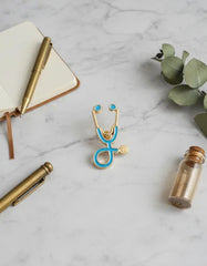 Pin Metálico Estetoscopio Azul Cielo Dorado