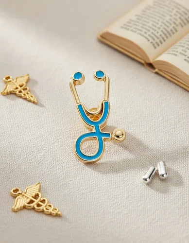 Pin Metálico Estetoscopio Azul Cielo Dorado