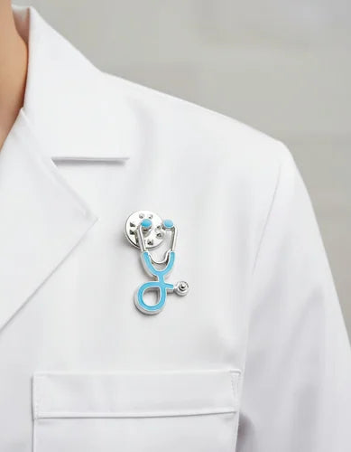Pin Metálico Estetoscopio Azul Cielo Plateado