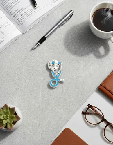 Pin Metálico Estetoscopio Azul Cielo Plateado