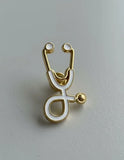 Pin Metálico Estetoscopio Blanco Dorado