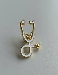Pin Metálico Estetoscopio Blanco Dorado