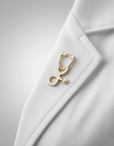 Pin Metálico Estetoscopio Blanco Dorado